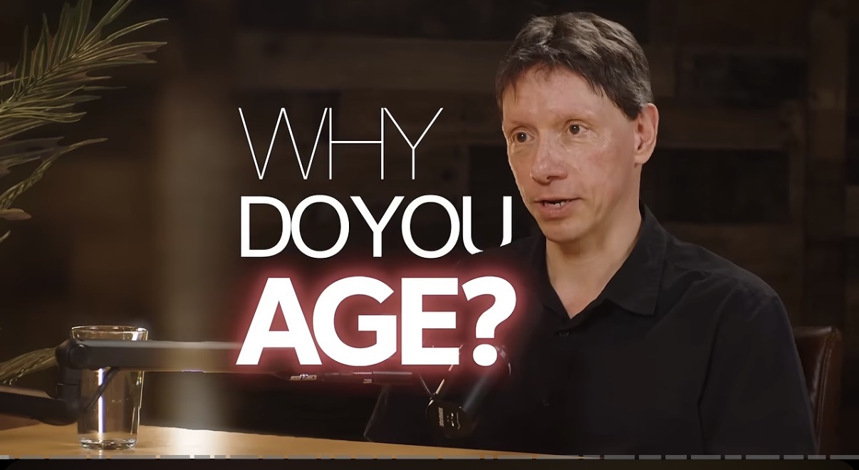 Prof. Steve Horvath öregedéskutató egy podcastbeszélgetésen, mellette a „Why do you age?” felirat